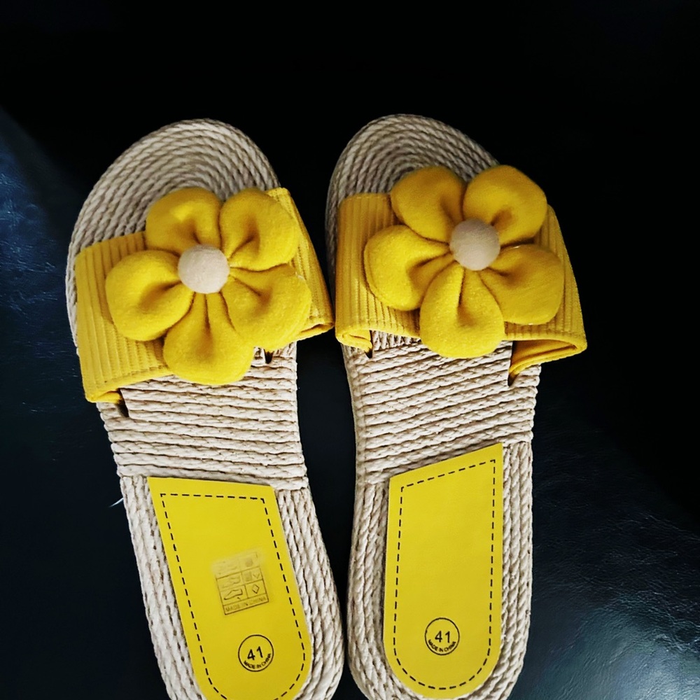 Fashion Nova Sunflower sandals, size 9, new